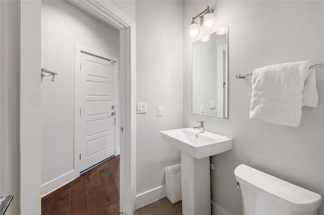 Building Photo - 1205 Elm St