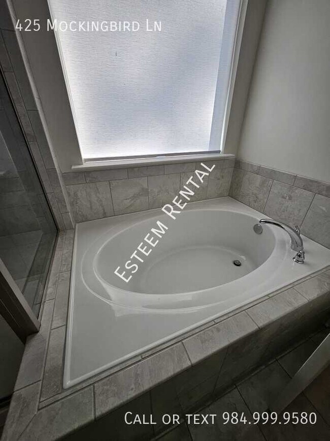 Building Photo - 425 Mockingbird Ln