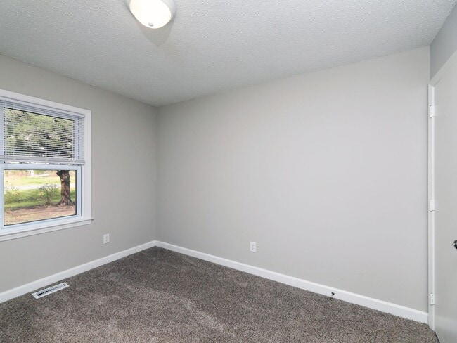Building Photo - 3 bedroom 1 bath home for rent in New Bern