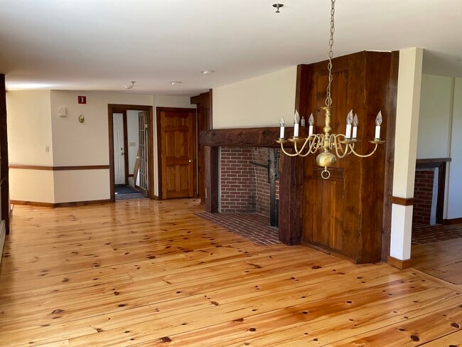 Building Photo - 454 Main St