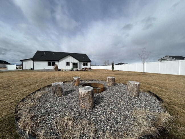 Building Photo - Luxury 4 Bed / 2 Bath Home on .84 Acres – UTILITIES INCLUDED - 3 Car Garage – RV Parking