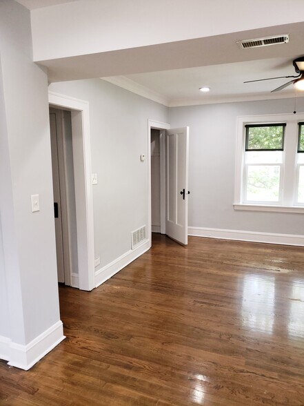 Building Photo - 3320 N LeClaire Ave