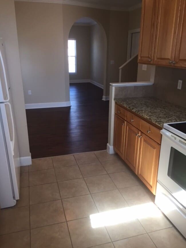 Building Photo - 4 x 3.5 in a great neighborhood!