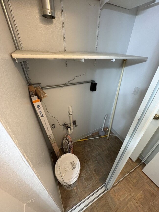 Building Photo - Updated & Spacious 1 Bed 1 Bath