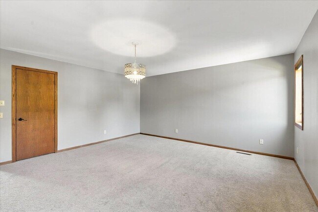 Building Photo - 911 Thomas Dr