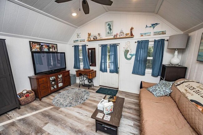 Building Photo - 203 New Town St