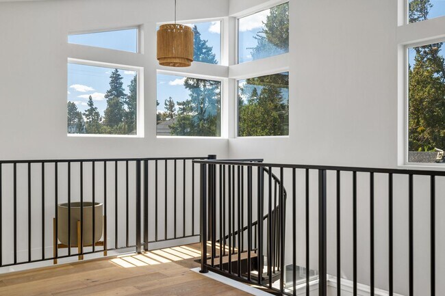 Building Photo - 142 SW Roosevelt Ave