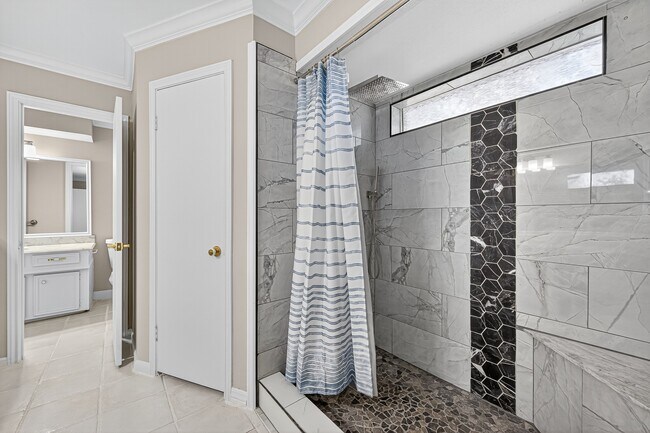 Building Photo - 13903 Chevy Chase Dr