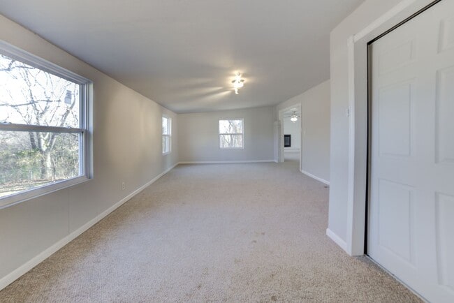 Building Photo - Stunning 4 Bed 3 Bath Home on Quiet Street!