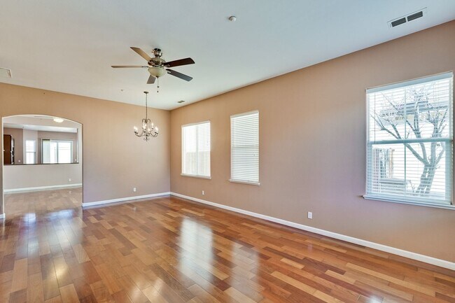 Building Photo - Spacious 3 Bedroom, 2 Bathroom Home with D...