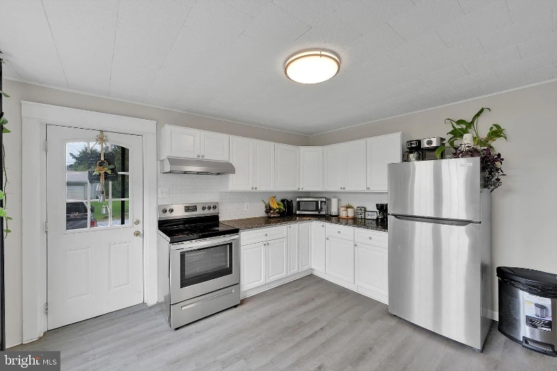 Building Photo - 50 Cacoosing Ave