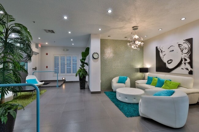 Building Photo - Oceanfront Condo 2 bed/ 2ba Beautifully Decorated and Furnished