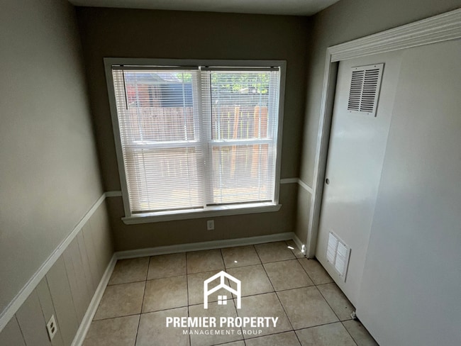 Building Photo - Charming 3BR/1.5BA in Whitehaven | Hardwood Floors & 1-Car Garage