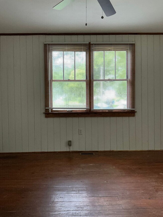 Building Photo - 3 bedroom / 1 bathroom house near St. Mary...