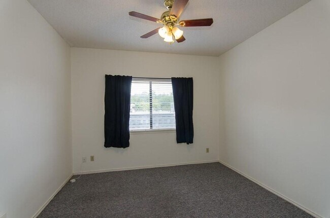 Building Photo - Quaint townhouse style condominium in Hyde...