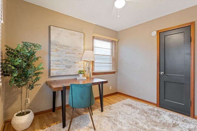 Building Photo - Gorgeous 2 bedroom 1 bathroom house!