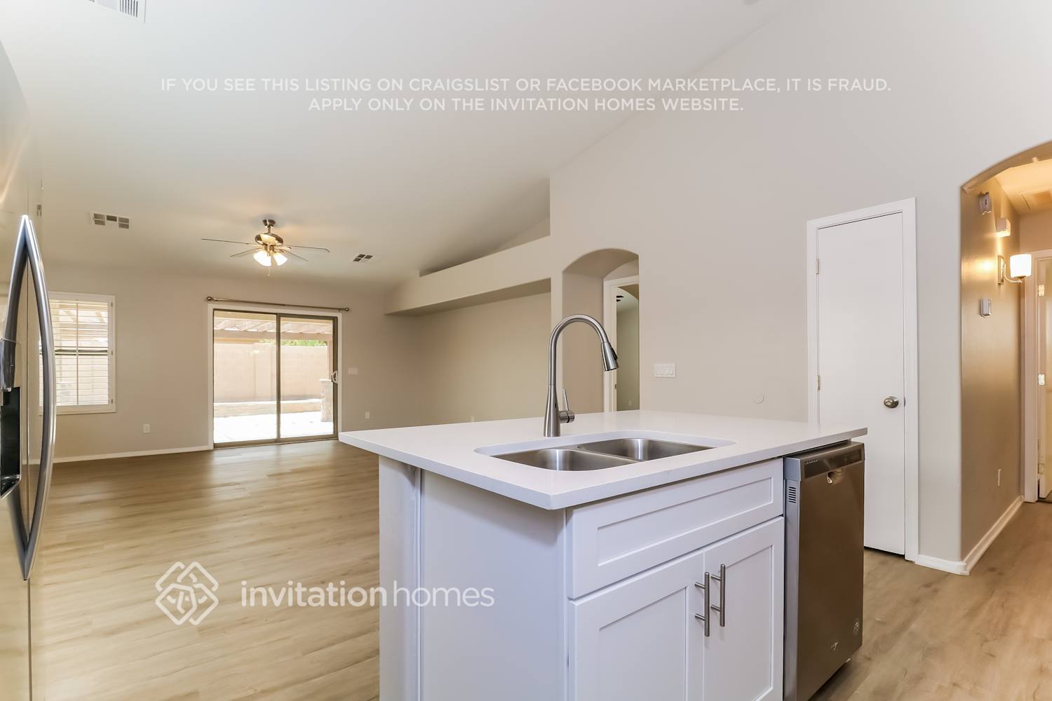Building Photo - 10613 W La Reata Ave