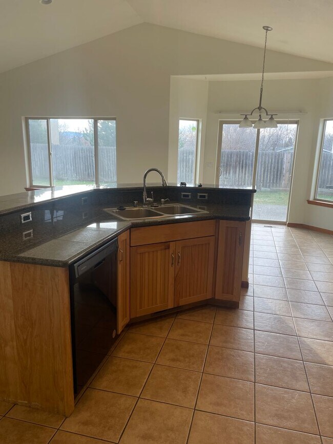 Building Photo - Spacious east side home