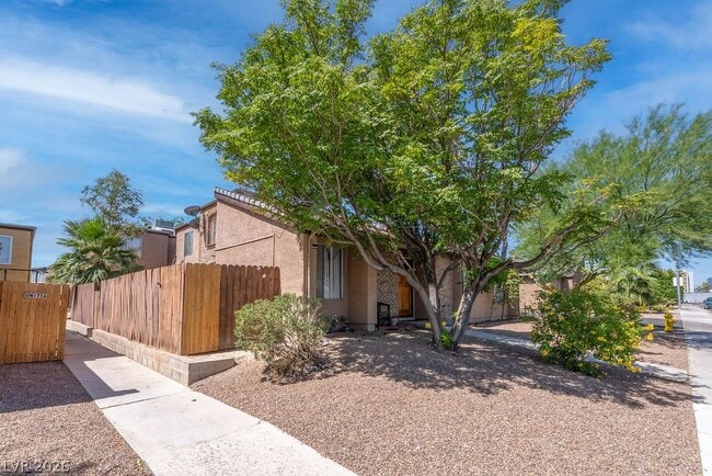 Building Photo - 1501 Living Desert Dr