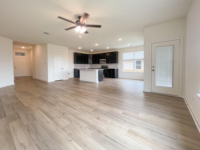 Building Photo - 6912 Llano Dr