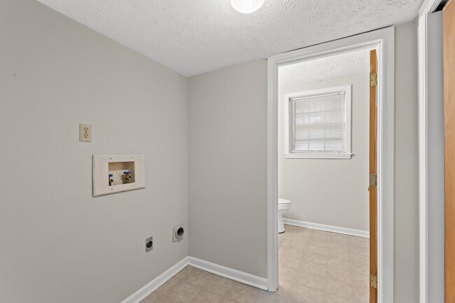 Building Photo - 1932 Mint Julep Ln