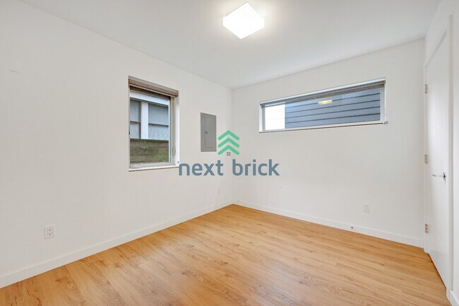 Building Photo - A beautiful 3 bed and 2 bathroom townhouse for rent