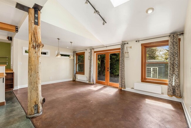 Building Photo - 4061 NE 110th St