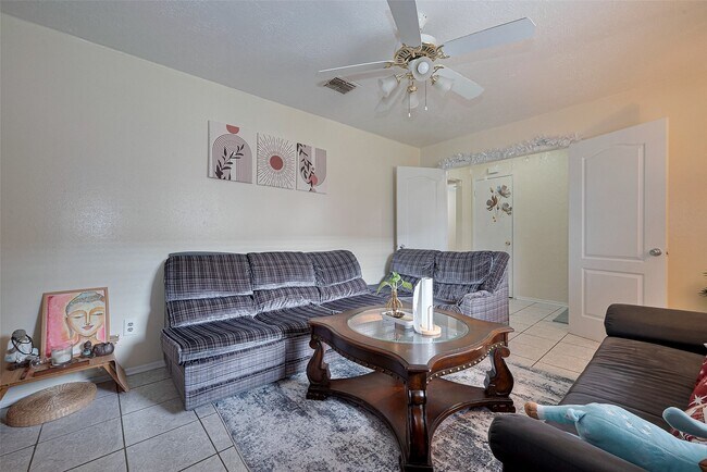 Building Photo - 12223 Sharpview Dr