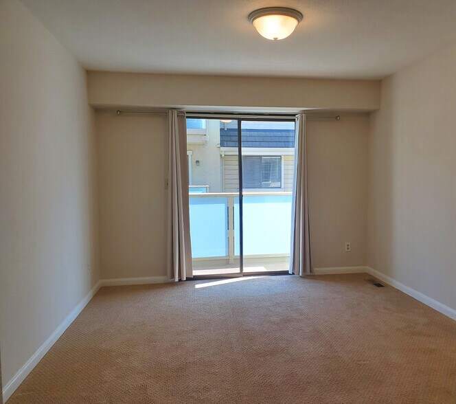 Building Photo - 2072 Fostoria Cir