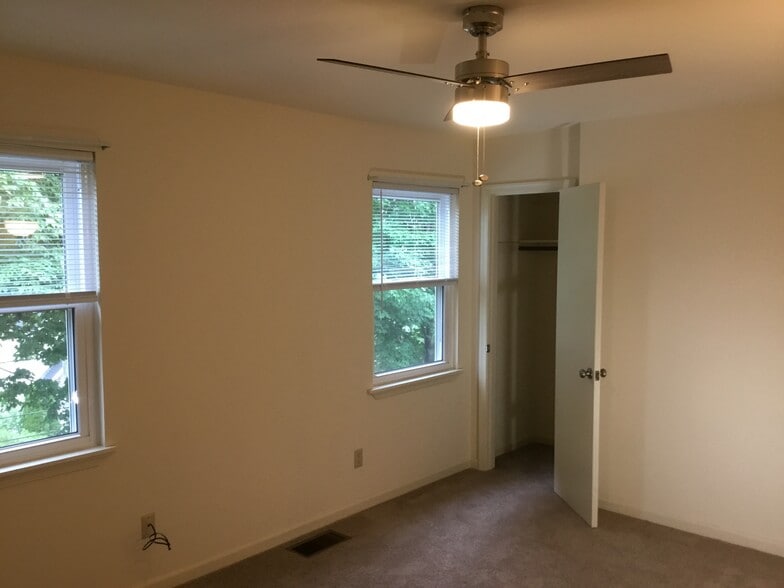 Building Photo - 713 Palatine Ave