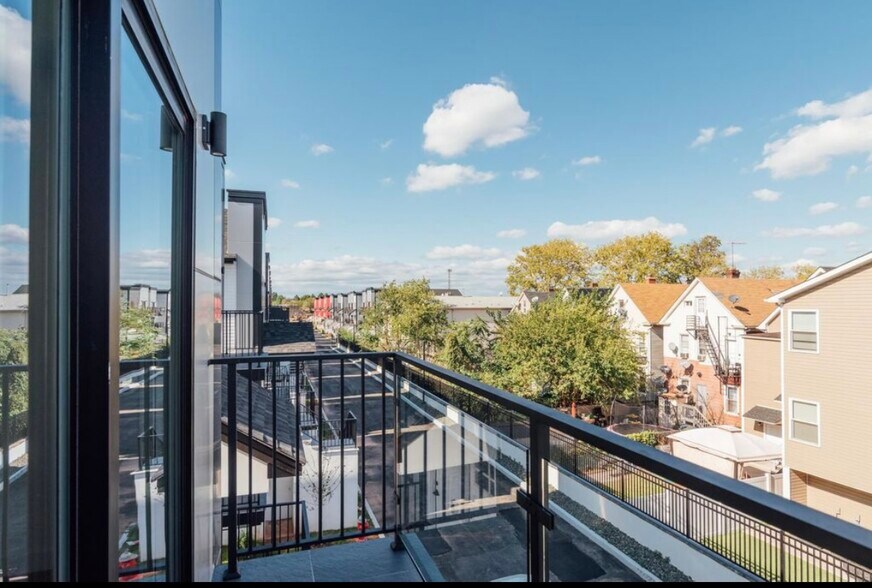 Building Photo - 716 Seaport Dr