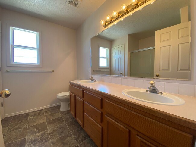 Building Photo - Large 3bed, 2bath, 2car garage duplex unit 1,710sq.ft. with RV parking