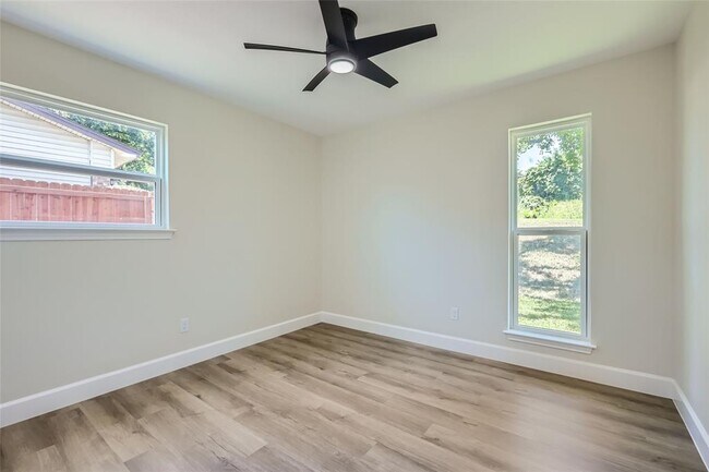 Building Photo - 3501 Santa Fe Dr