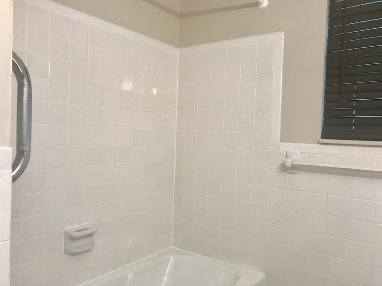 Building Photo - 8732 W 70th St