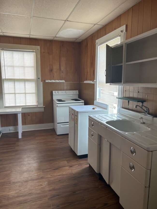 Building Photo - 2 Bedroom 1 Bathroom House