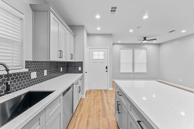 Building Photo - 402 W Stewart St