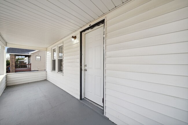 Building Photo - Cute 2 Bed 1 Bath Remodeled Home W/basemen...