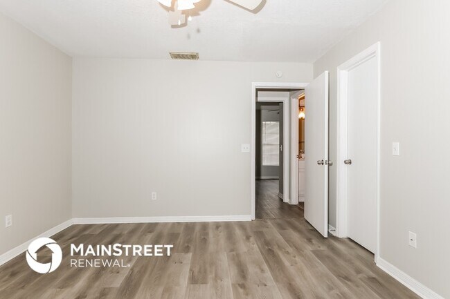 Building Photo - 2307 SW Kent Cir