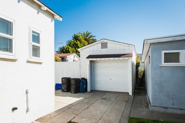 Building Photo - 605 1/2-742-742 Virginia St