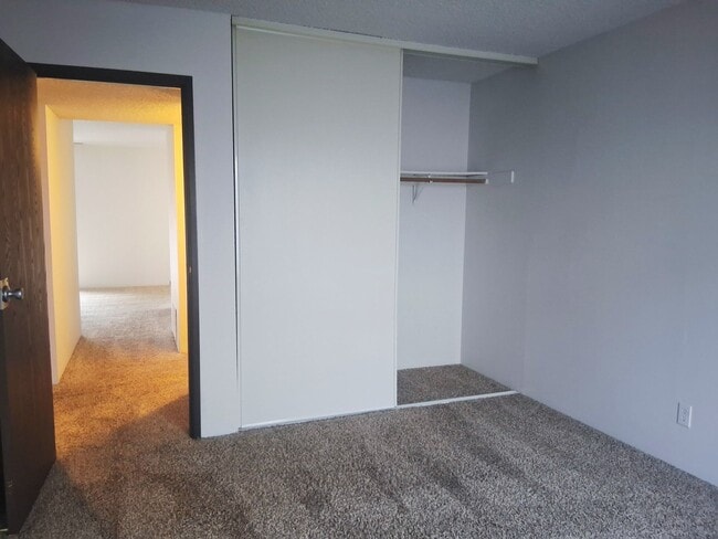 Building Photo - Downstairs Condo, Close to Downtown