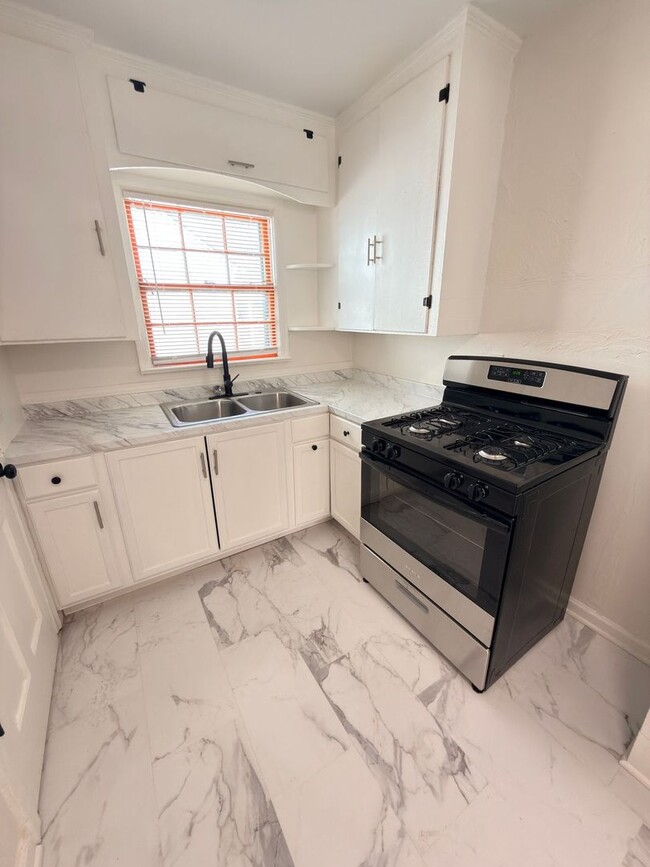 Building Photo - Beautiful 3 Bedroom 1 Bathroom in Kansas City!