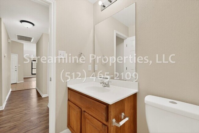 Building Photo - Spacious 4 Bedroom, 2 Bath - Open Layout!