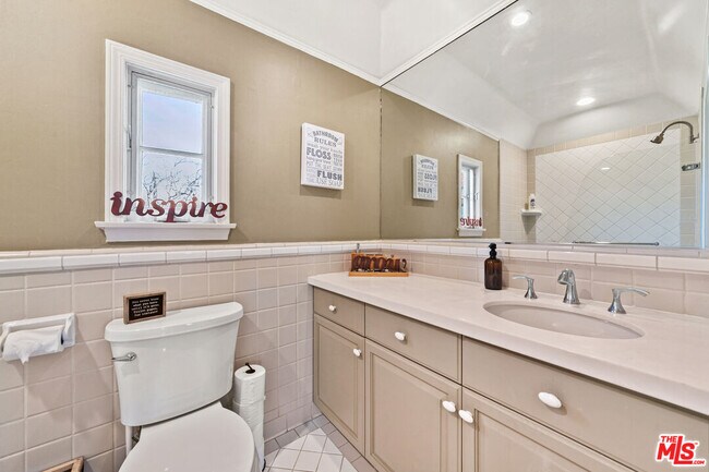 Building Photo - 401 N McCadden Pl