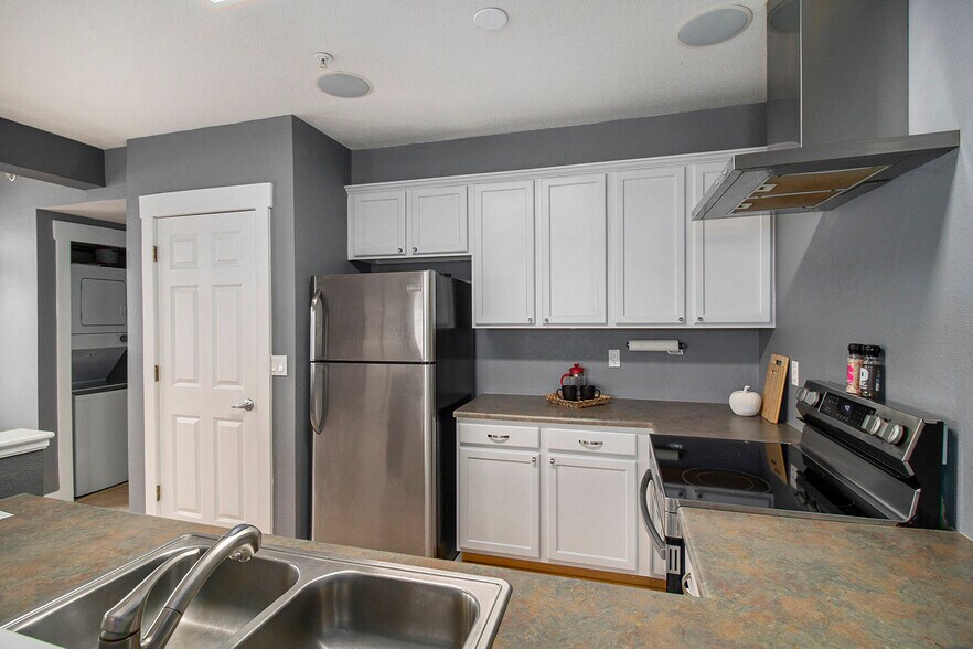 Building Photo - 2610 Iris Ave