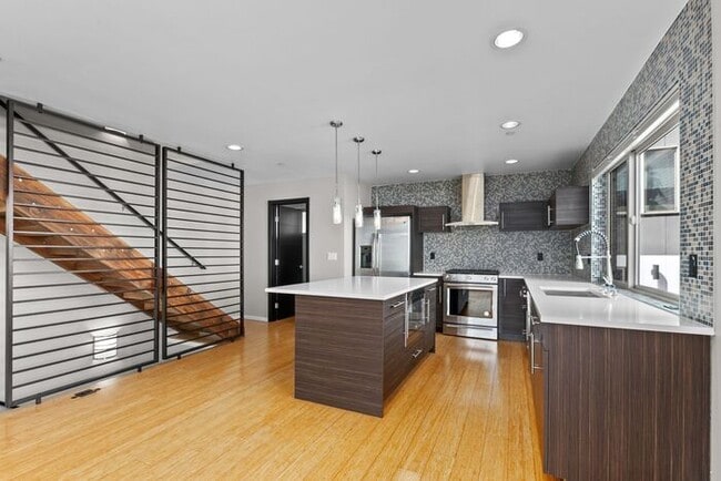 Building Photo - Air Conditioned Judkins Parkside Townhome ...