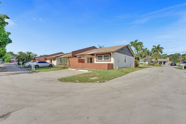 Building Photo - Beautifully Renovated 3BR/2BA Townhome in ...