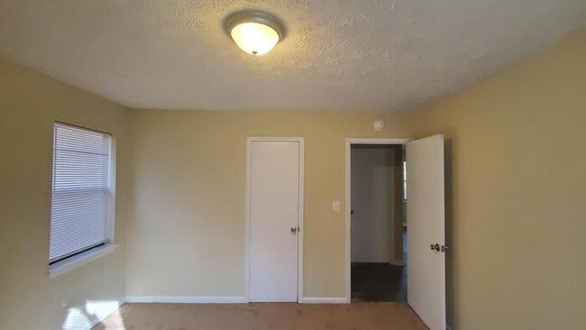 Building Photo - 1170 Kings Mill Run N