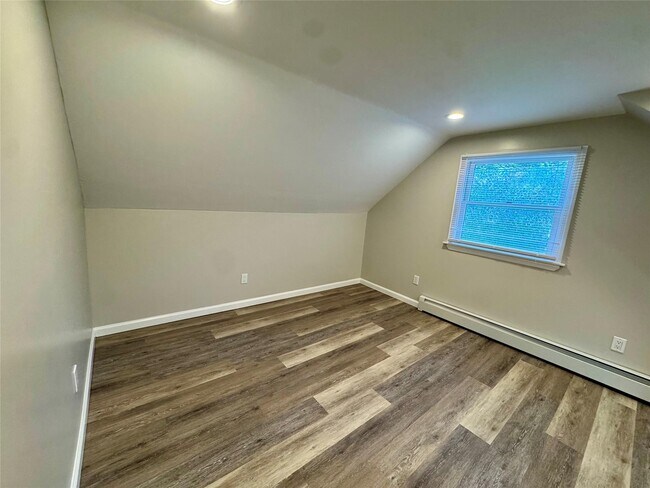 Building Photo - 10 Claremont Dr