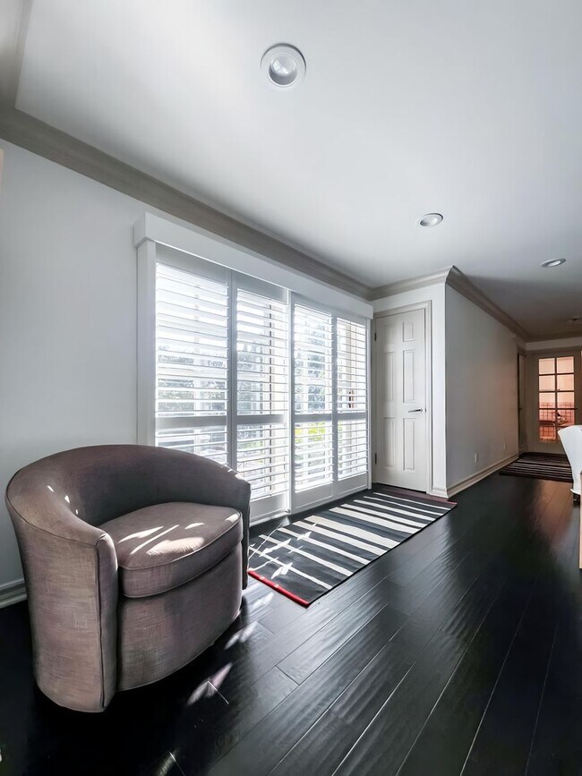 Building Photo - Unbelievable Furnished Studio Lease in WeH...
