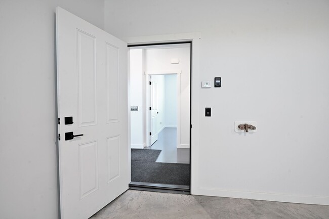 Building Photo - 1495 Oxbow Dr